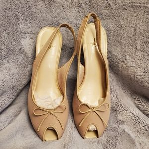 LifeStride channing heels sandal. Size 9 color beige.